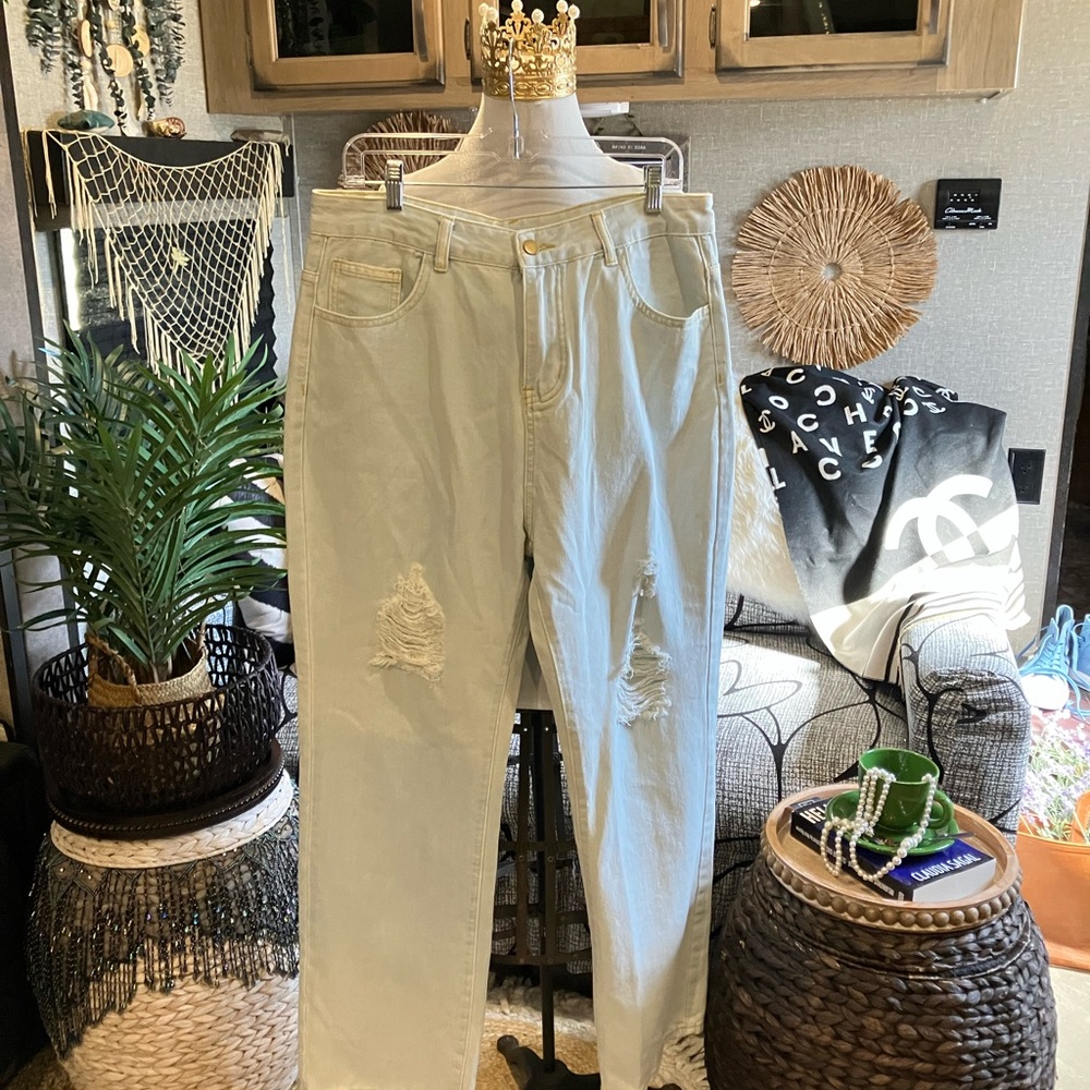 Boyfriend Jeans in Light Blue Distressed